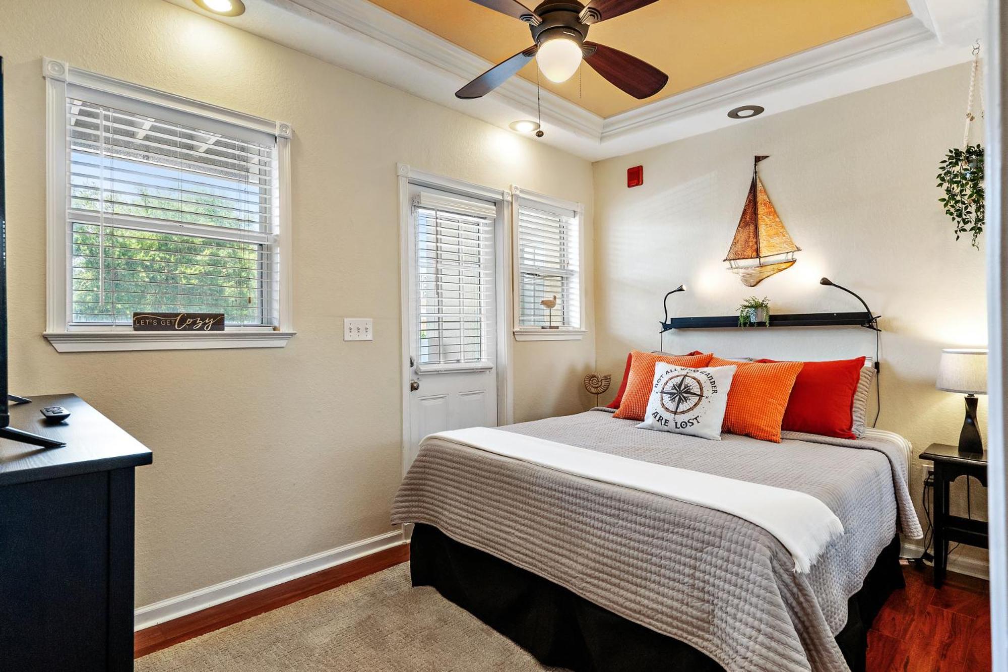 Wine-Dine-Sunshine Cozy Flat In The Heart Of Dtsp Villa St. Petersburg Luaran gambar