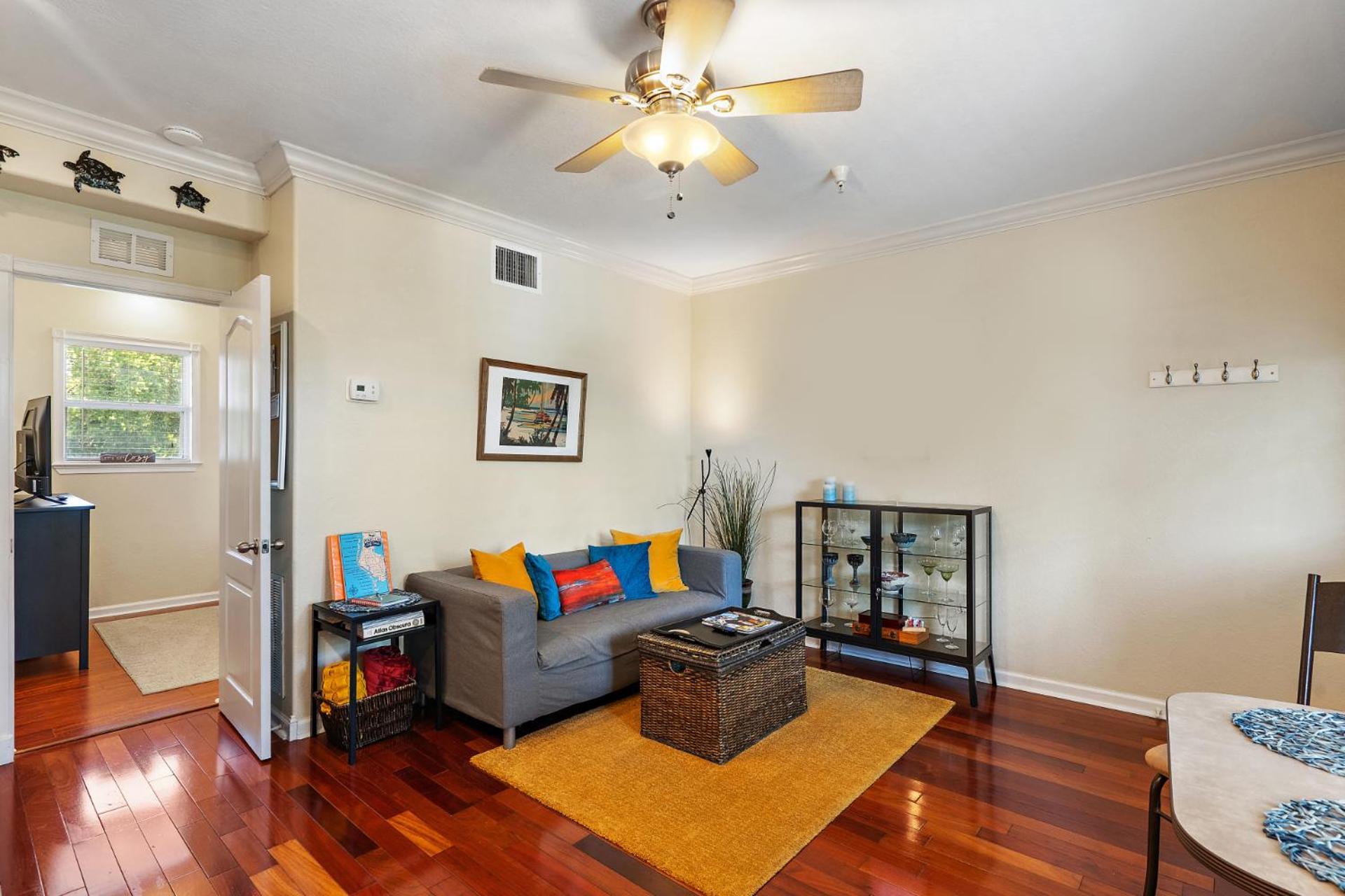 Wine-Dine-Sunshine Cozy Flat In The Heart Of Dtsp Villa St. Petersburg Luaran gambar