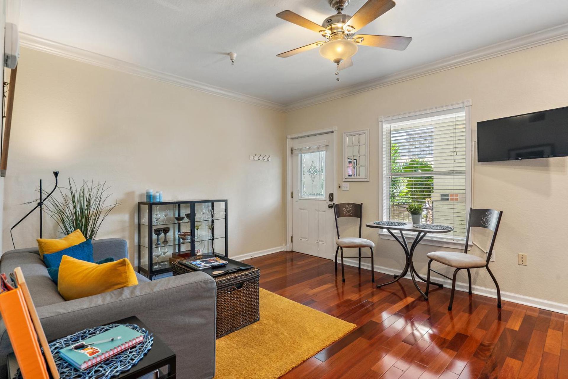 Wine-Dine-Sunshine Cozy Flat In The Heart Of Dtsp Villa St. Petersburg Luaran gambar